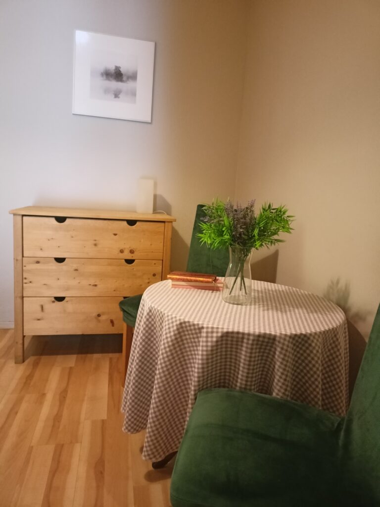 Domek Lato Skorzęcin sypialnia kąxik do czytania